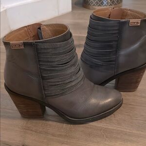 PIKOLINOS Gray Ankle Boots with Textured Leather and Chunky Heel